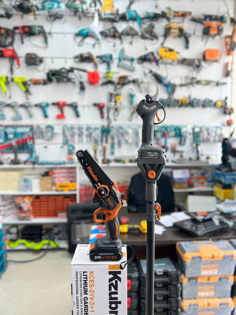 قیچی و اره شارژی با دسته تلسکوپی 2/5 متری زوبر مدل 21V_4AH_2M اصلی